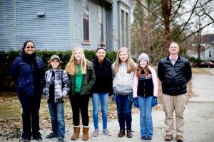 Middle school students, assisted by MRL Research Scientist Tim Spila.
